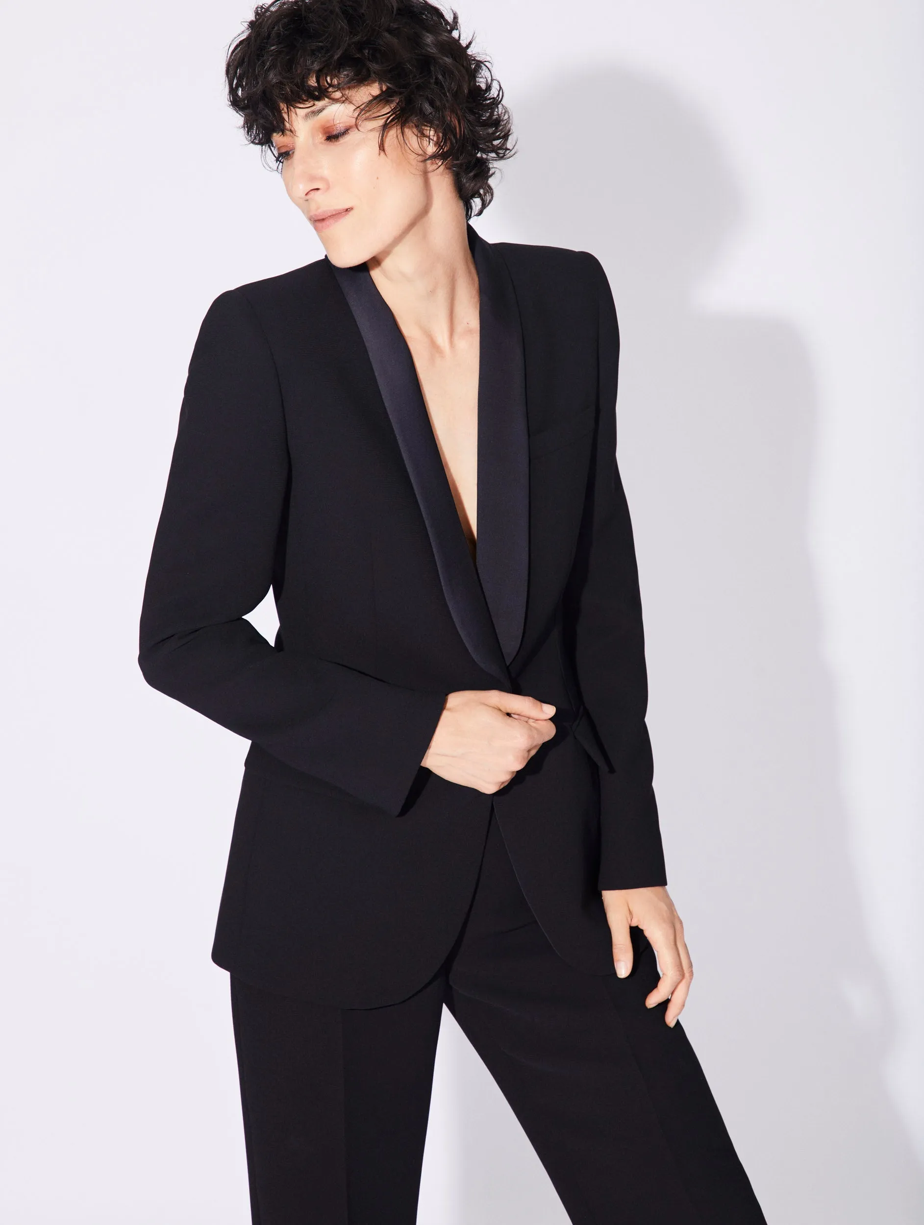 Black crepe fitted suit jacket with satin collar